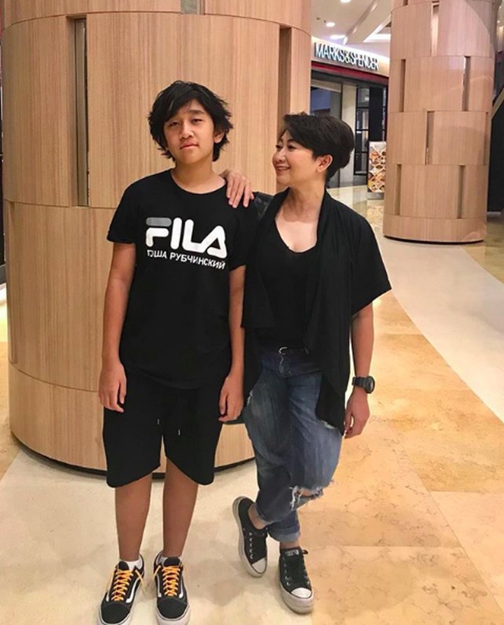 8 Potret Kompak Indy Barends dengan Dua Jagoannya