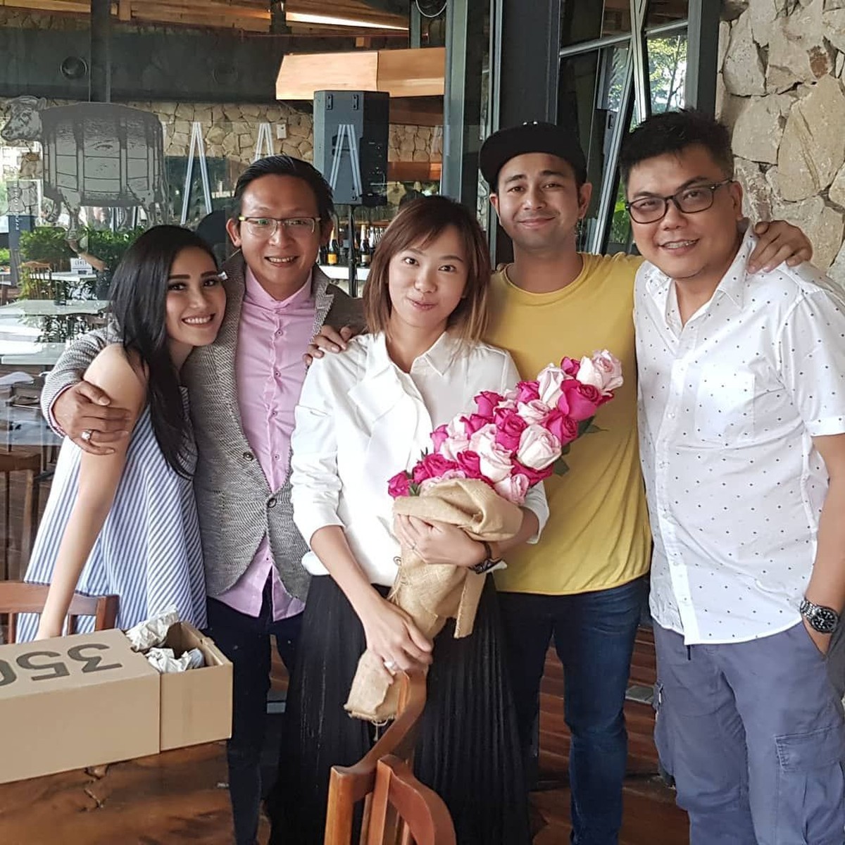 Ayu Ting Ting dikabarkan dekat dengan pengusaha sukses&comma; Fransen Susanto&period; Ayu diketahui telah membintangi dua film produksi Fransen dan RA Pictures&period;