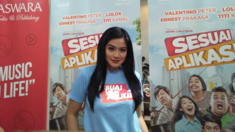 Titi Kamal dulu pernah menyanyi dangdut, kini dia kembali menjadi biduan dangdut dalam film Sesuai Aplikasi.