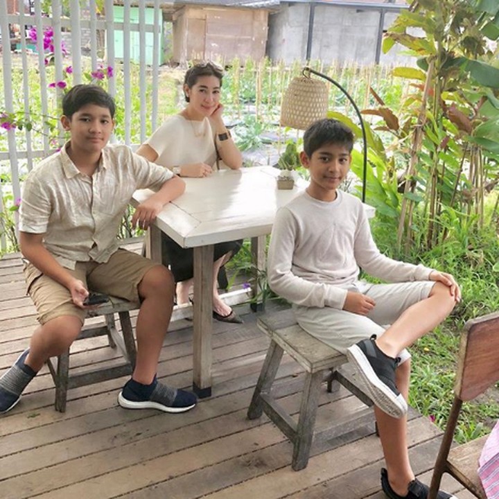 <p>Erin bersama kedua jagoannya, Ardio dan <a href="https://hot.detik.com/celeb/4195150/penuhi-permintaan-dorce-sule-dan-andre-taulany-jenguk-aminah-cendrakasih" target="_blank">Kenzy Taulany</a>. Ganteng-ganteng ya, Bun? (Foto: Instagram @erintaulany)</p>