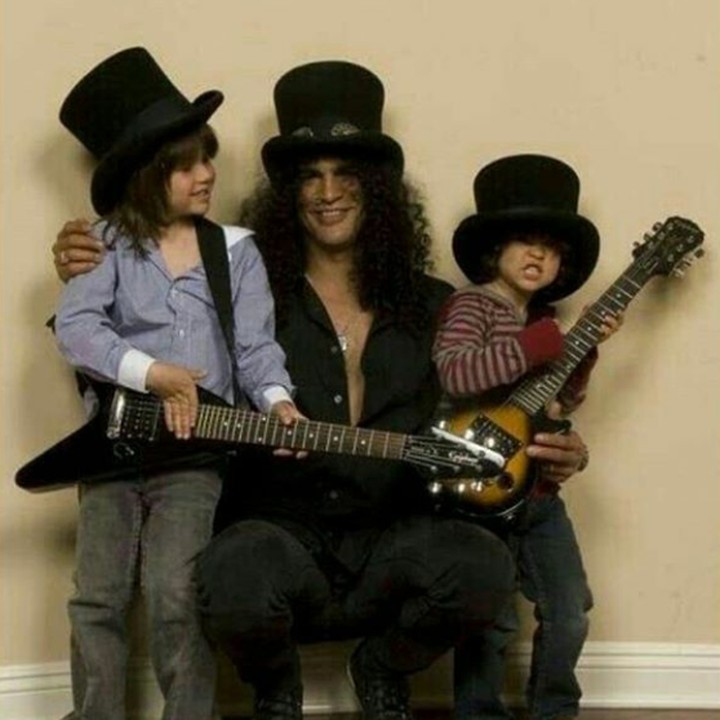 <p>Memakai topi yang sama dengan Ayah <a href="https://hot.detik.com/music/4291788/guns-n-roses-boyong-alat-40-ton-untuk-indonesia/228" target="_blank">Slash</a>. Bentuk topi tersebut begitu fenomenal. (Foto: Instagram @slash.guitarhero)</p>