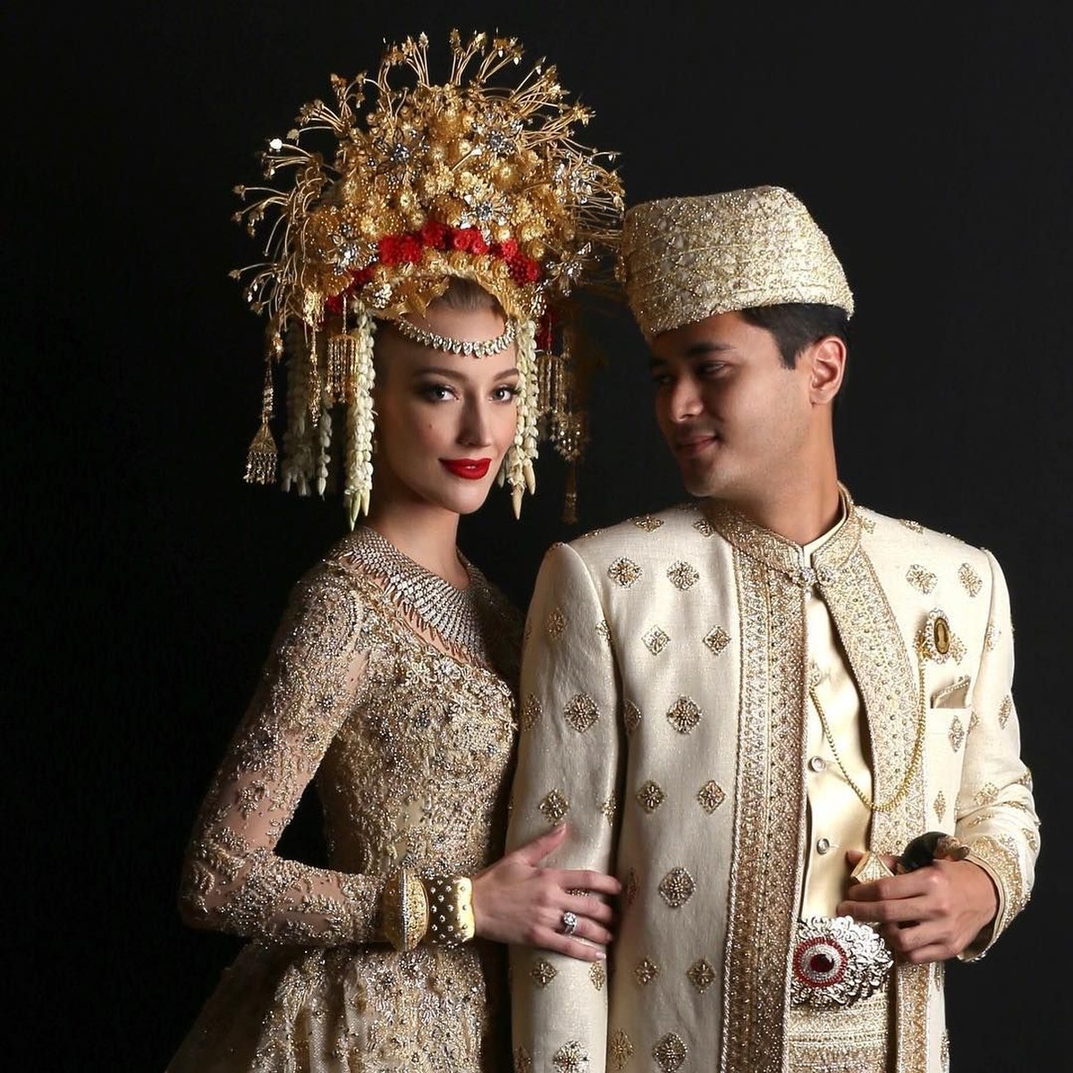 Panji Trihatmodjo resmi mempersunting Varsha Strauss pada 3 Agustus 2018&period; Sejak berpacaran hingga menikah&comma; pasangan ini selalu terlihat romantis&period;