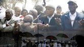 NYALANG: Merapal Doa di Lembayung Waktu Dalam foto-foto unik pilihan CNNIndonesia.com pekan ini, ada cerita tentang perayaan, parade, dan doa-doa yang dipanjatkan di pemakaman.