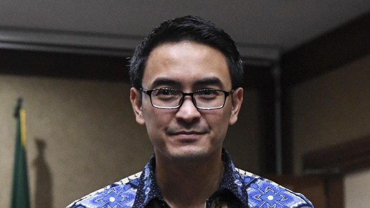 Kehilangan ayah tercinta seperti Zumi Zola memang tak mudah. Kesedihan mendalam pun bisa dirasa.