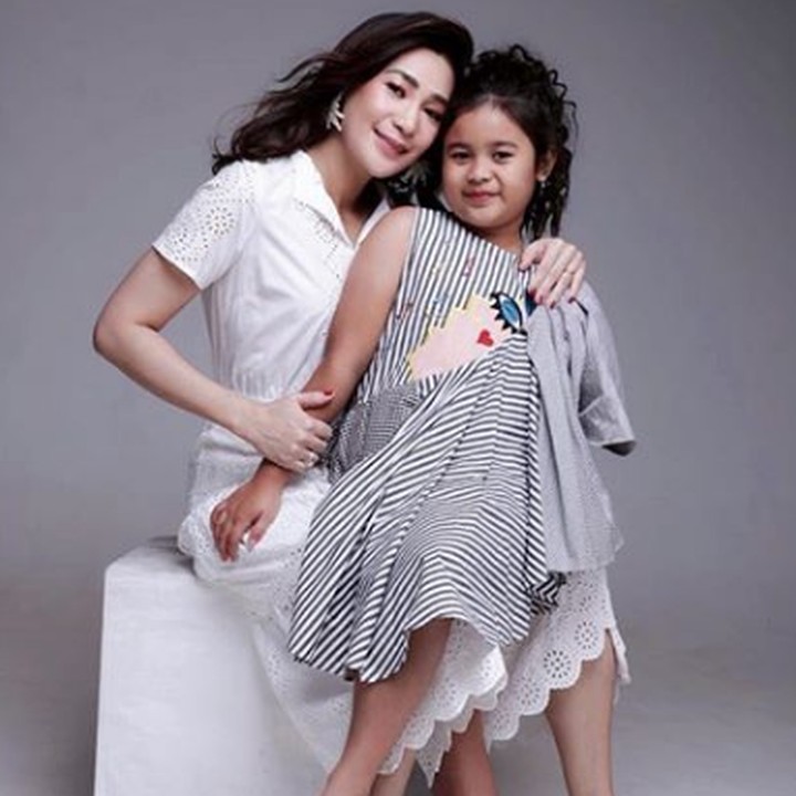 <p>Erin Taulany sering berpose dengan si bungsu, Lova. (Foto: Instagram @erintaulany)</p>