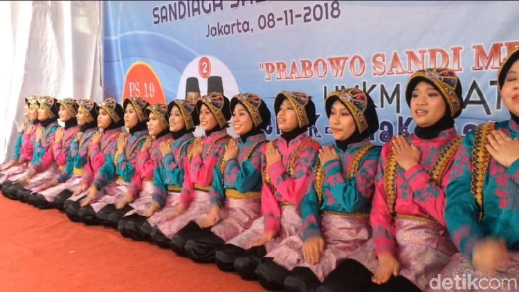 Tari Saman sambut Sandiaga di acara deklarasi dan pengukuhan relawan PS19-NKRI Tari Saman sambut Sandiaga di acara deklarasi dan pengukuhan relawan PS19-NKRI