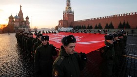 FOTO: Derap Tentara Merah Soviet Saat Parade 'Palagan Moskow'