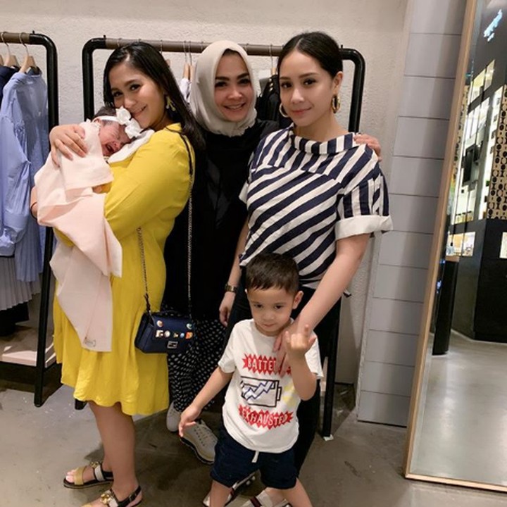 <p>Menemani kedua cucu jalan-jalan. Kata Rieta ini pertama kalinya Ansara jalan-jalan ke mal lho. (Foto: Instagram @rieta_amilia)</p>