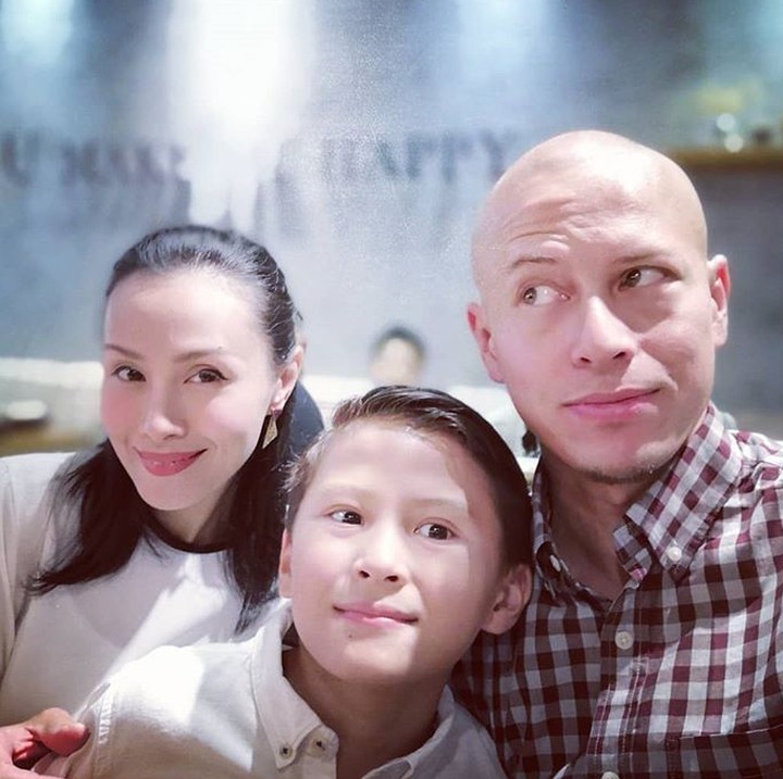 <p>Waduh, yang sadar kamera cuma Bunda Bonita nih. Nggak apa-apa kok, ayah, ibu, dan anak ini tetap cute. He-he-he. (Foto: Instagram/ @pierrerolandc)  </p>