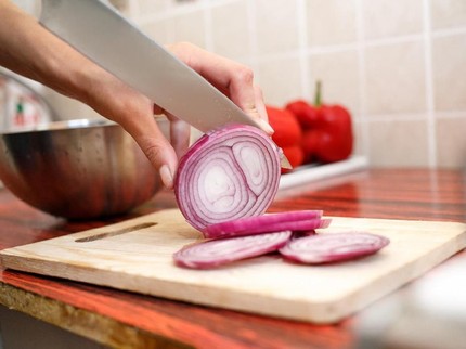 5 Tips Memotong Bawang Tanpa Menangis
