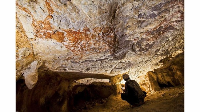 Peneliti gabungan dari ARKENAS, ITB, dan Graffith University menemukan lukisan hewan di batu tertua di dunia yang berada di Kalimantan Timur.