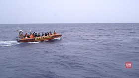 Mencari Harapan Keluarga yang Hilang di Tengah Laut