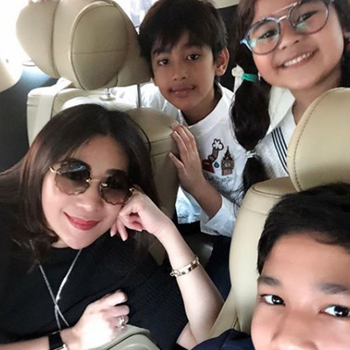 <p>Nggak tanggung-tanggung, <a href="https://food.detik.com/foto-kuliner/d-4013667/bak-sosialita-ini-10-gaya-kulineran-istri-andre-taulany-yang-cantik" target="_blank">Erin Taulany</a> mengajak wefie ketiga anaknya di dalam mobil. Smile! (Foto: Instagram @erintaulany)</p>