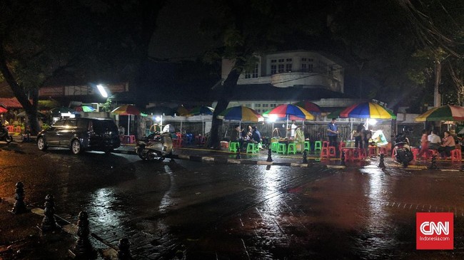 Pedagang Gule Tikungan (Gultik) yang setia berjualan hingga dini hari disebut dapat bertahan karena kekompakan menyiasati razia Satpol PP dan kenaikan harga.