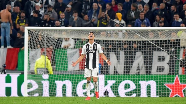 Bintang Juventus, Cristiano Ronaldo menilai timnya seolah memberikan kemenangan pada Manchester United dalam duel Liga Champions.