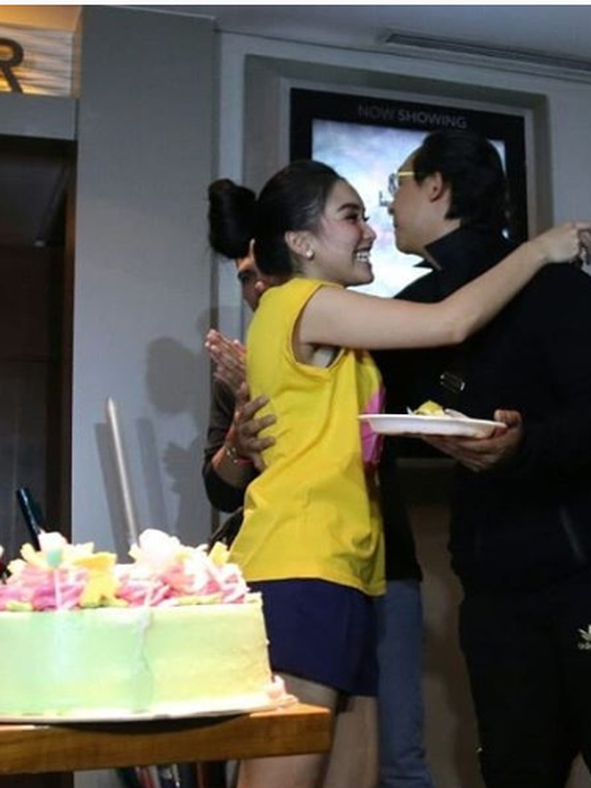 Ayu Ting Ting dikabarkan dekat dengan pengusaha sukses&comma; Fransen Susanto&period; Ayu diketahui telah membintangi dua film produksi Fransen dan RA Pictures&period;