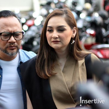 Indra Brasco Puji Mona Ratuliu yang Tertidur Sambil Pangku Anak