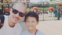 <p>Sumringahnya ayah dan anak ini saat liburan ke Disneyland Hong Kong. (Foto: Instagram/ @pierrerolandc)</p>