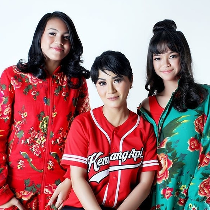 <p>Foto bersama putrinya dan keponakan. Seperti seumuran ya, Bun? (Foto: Instagram @tamarageraldine74)</p>