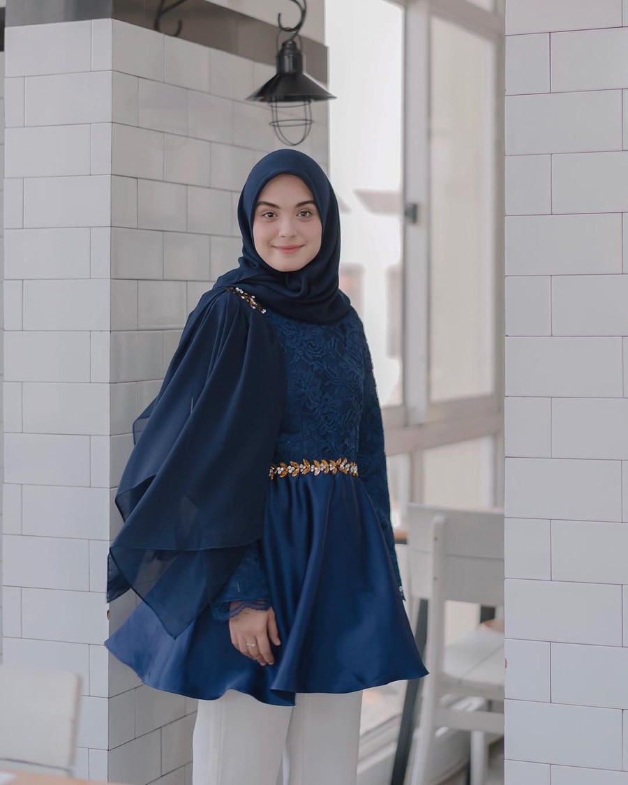 Ketika sang mantan segera menikah, Vebby Palwinta justru terlihat semakin cantik dan menawan.