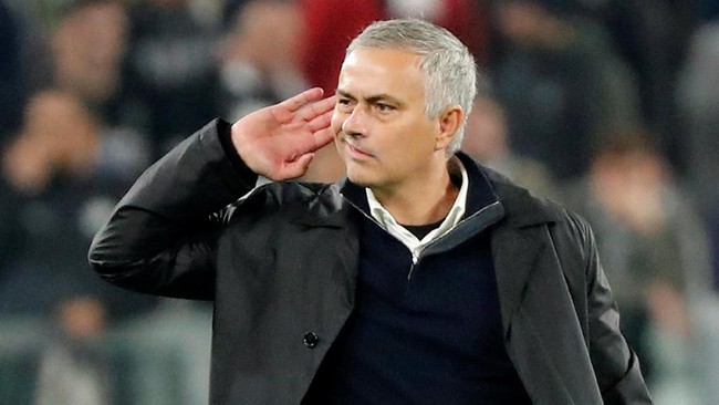 Manajer Manchester United, Jose Mourinho, menolak menjawab pertanyaan dari jurnalis MUTV terkait kondisi pemainnya jelang melawan Arsena, Rabu (5/12).