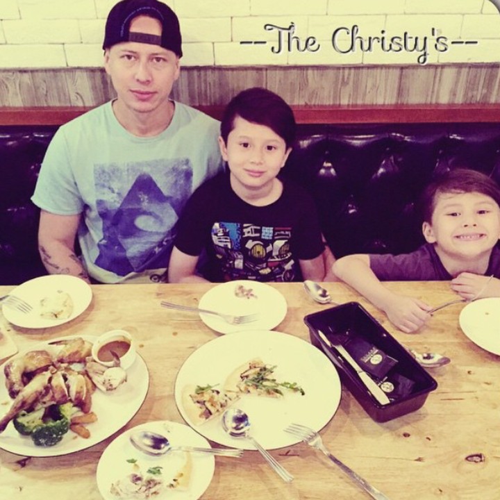 <p>Olie dan Eze saat umur berapa tahun ya? Masih imut banget. (Foto: Instagram/ @pierrerolandc)</p>