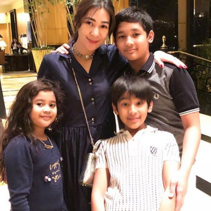 <p>Bunda Erin dengan tiga anaknya, wah kompak nih pakai baju dengan warna senada. (Foto: Instagram @erintaulany)</p>