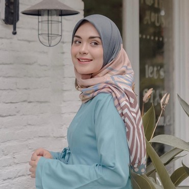 Mantan Menikah, Intip 4 Foto Adem Vebby Palwinta Berhijab