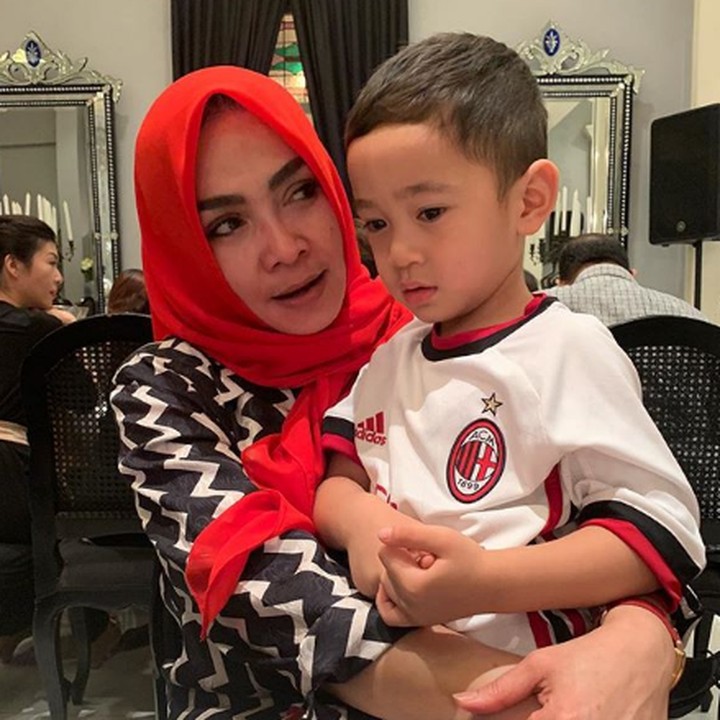 <p>Lucu ya, Bun, ketika anak Nagita Slavina, Rafathar menghabiskan waktu bersama neneknya, <a href="https://hot.detik.com/celebofthemonth/celeb/d-3601659/bawa-kue-ulang-tahun-mama-rieta-hadiri-ulang-tahun-rafathar" target="_blank">Rieta Amilia</a>. Duh Rafathar liat apa sih serius banget (Foto: Instagram @rieta_amilia)</p>