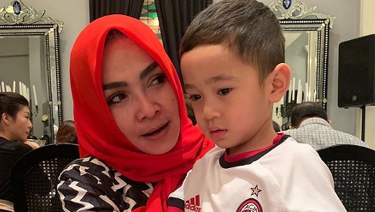 Polosnya Rafathar, enggak bisa berbohong pada bundanya, setelah dibelikan mainan diam-diam oleh sang nenek.