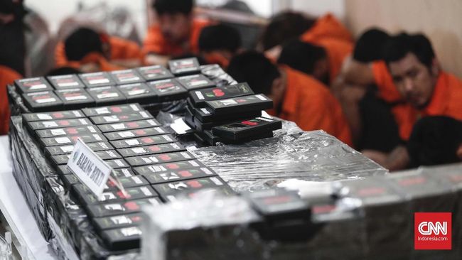 VAPE CAIR NARKOBA Polda Metro Jaya dan Labfor Mabes Polri menunjukkan barang bukti dari laboratorium pembuatan vape liquid berbahan narkoba di rumah kontrakan Kelapa Gading, Jakarta Utara, Kamis, 8 November 2018. Polisi menggerebek rumah kontrakan di Jalan Janur Elok 7 Blok QHS No.15 di Kelapa Gading yang merupakan laboratorium meracik dan membuat vape liquid yang mengandung narkotika jenis MDMA. Pengungkapan sindikat jaringan Reborn Cartel tersebut mengendus satu dari 18 tersangka sebagai gembong pengedar berinisial TY yang melancarkan bisnis dari balik Lapas Cipinang. CNNIndonesia/Safir Makki