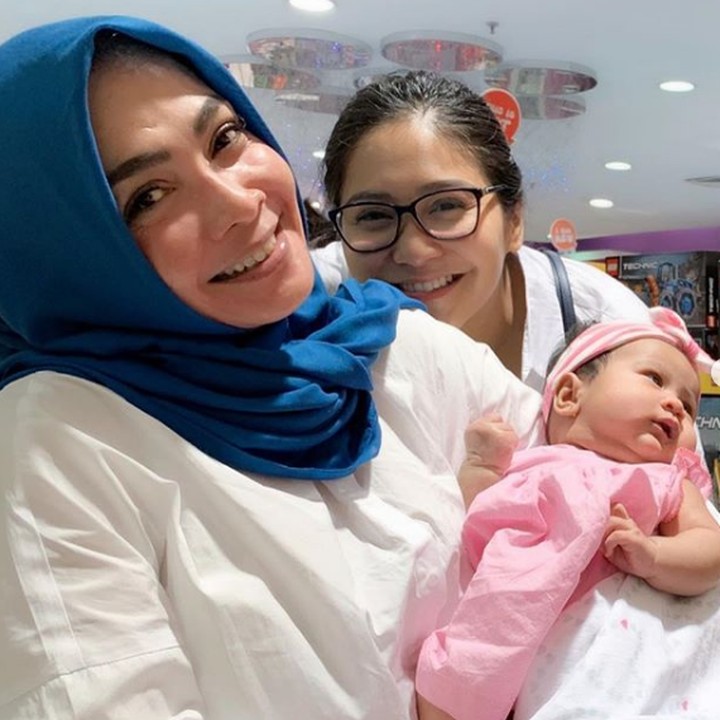 <p>Anteng banget Ansara digendong nenek tercinta. (Foto: Instagram @rieta_amilia)</p>