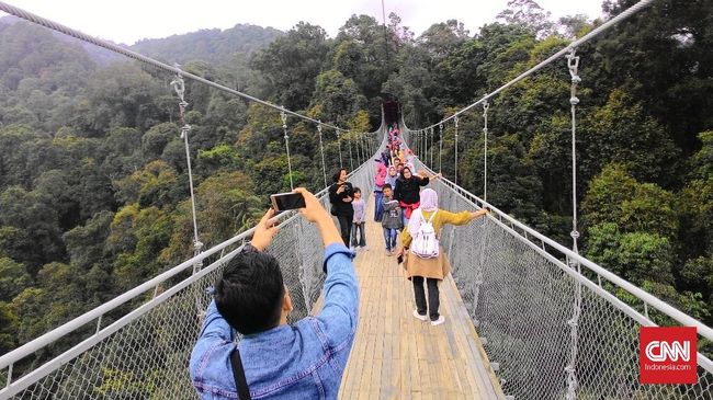 Aktor Hollywood Will Smith mengunggah ulang video yang berisi keseruan wisata di Lembah Purba. Di mana tuh?