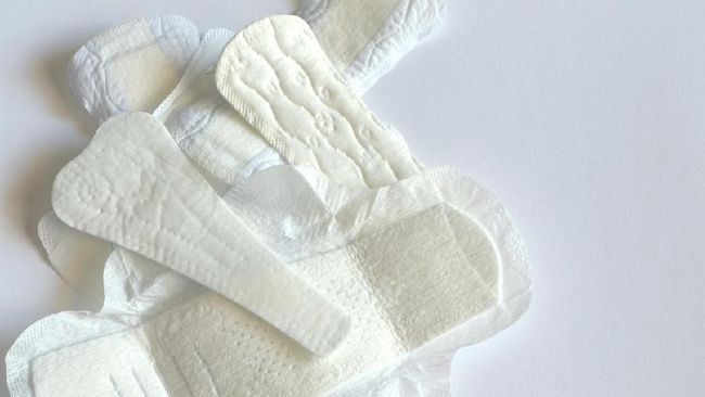Air rebusan pembalut dinilai berbahaya bagi tubuh lantaran pembalut terbuat dari bahan yang tidak layak dikonsumsi.