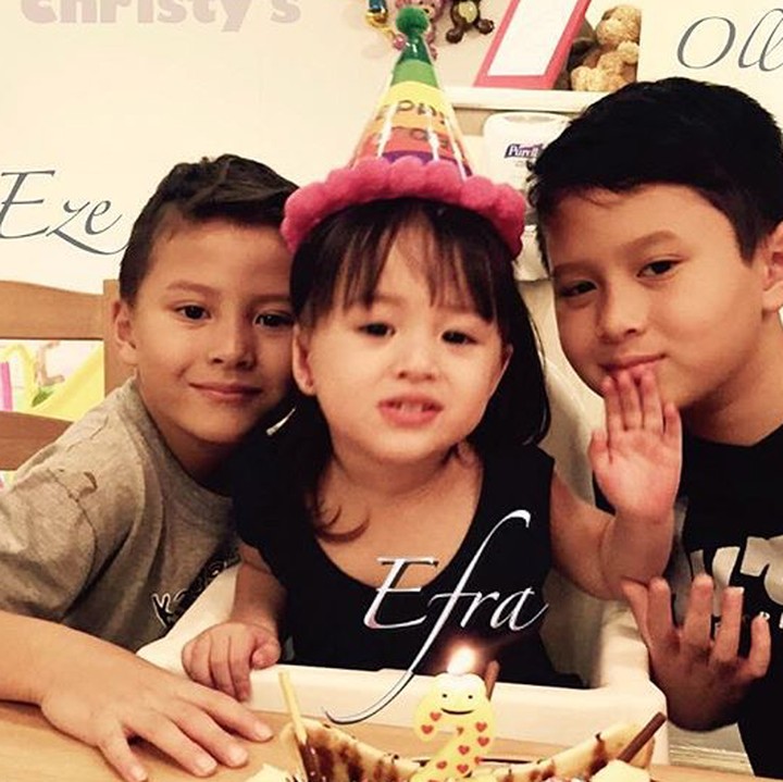 <p>Aih, rukunnya Kakak Olie, Kakak Eze, dan Adik Efra. (Foto: Instagram/ @pierrerolandc)</p>