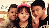 <p>Aih, rukunnya Kakak Olie, Kakak Eze, dan Adik Efra. (Foto: Instagram/ @pierrerolandc)</p>