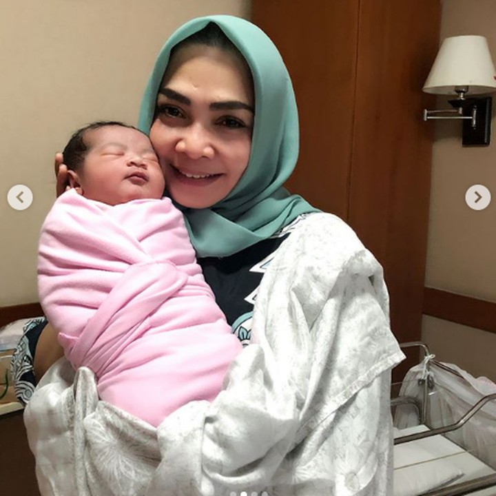 <p>Kenalin,  Bun, ini cucu ibunda Nagita Slavina, <a href="https://hot.detik.com/celebofthemonth/celeb/d-4193568/dikabarkan-tak-harmonis-rieta-amilia-tersenyum-jenguk-caca-tengker" target="_blank">Rieta Amilia </a> yang bernama Ansara. Si kecil Ansara merupakan anak dari Marsha Tengker. (Foto: Instagram @rieta_amilia)</p>
