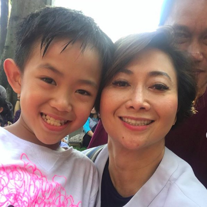 <p>Wanita bernama asli Mendya Barends Sarmanella ini sekarang memang jarang muncul di layar kaca. Kini, Indy Barends aktif menjadi presenter off air dan penyiar radio. (Foto: Instagram/indybarends)</p>
