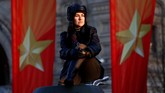 NYALANG: Merapal Doa di Lembayung Waktu Dalam foto-foto unik pilihan CNNIndonesia.com pekan ini, ada cerita tentang perayaan, parade, dan doa-doa yang dipanjatkan di pemakaman.