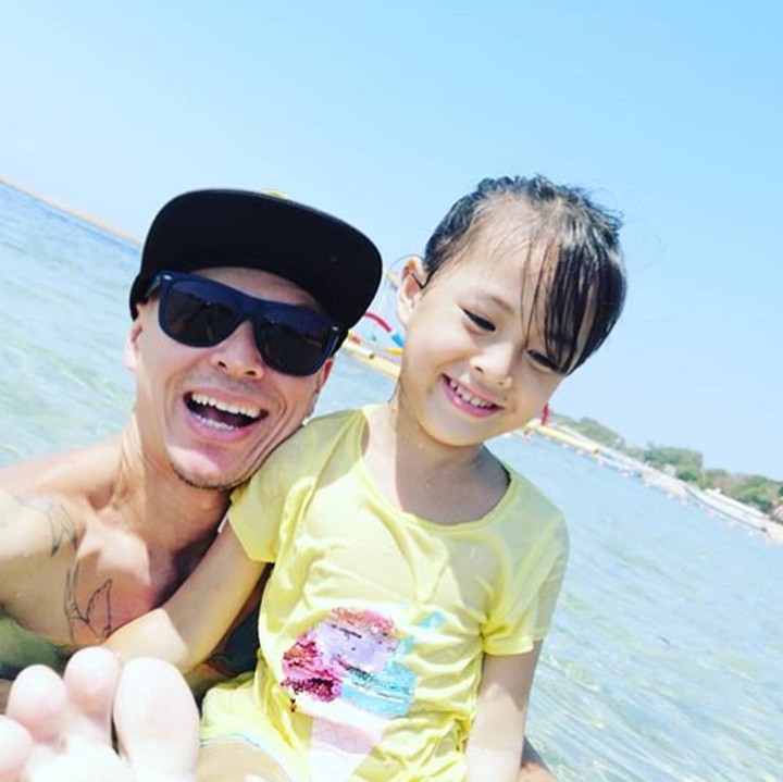 <p>Happy-nya si bungsu Efra ditemani ayah tercinta saat berenang. Segar, segar, segar! (Foto: Instagram/ @pierrerolandc)</p>