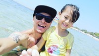 <p>Happy-nya si bungsu Efra ditemani ayah tercinta saat berenang. Segar, segar, segar! (Foto: Instagram/ @pierrerolandc)</p>
