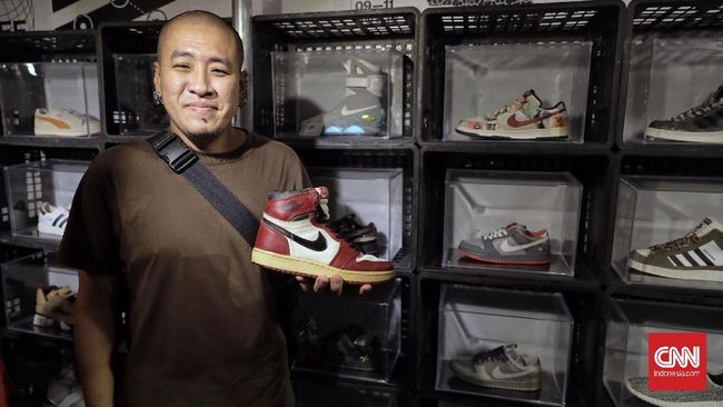 Mengumpulkan sneakers lawas sejak 1995, Sebastian Tay tak tahu lagi berapa pasang sepatu miliknya. Empat tahun lalu, ada lebih dari seribu sepatu dimiliknya.