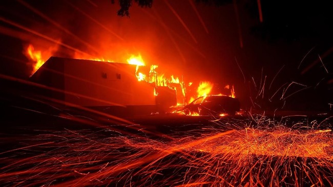 FOTO: 'Kota Surga' California Hancur Dilalap Api