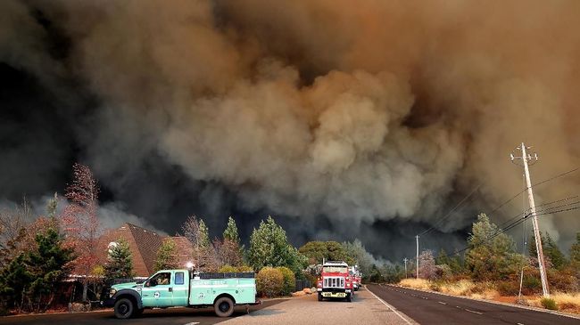 Jilatan api kebakaran hutan yang melanda California seakan tak pandang bulu, karena rumah sejumlah selebriti Hollywood juga ikut menjadi sasaran.