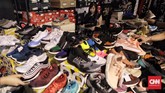 FOTO: Ramai-ramai Berburu Sneakers Murah di USS Urban Sneakers Society (USS) yang digelar untuk ketiga kalinya di Pasific Place, SCBC, Jakarta, Jumat (9/11) mengundang animo masyarakat yang tinggi.