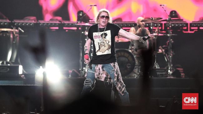 Penampilan grup band Guns N’ Roses saat mengadakan konser di Jakarta, Kamis 8 November 2018. Guns N’ Roses tampil dengan formasi klasik yakni Axl Rose, Slash Hudson, Duff McKagan, Dizzy Reed. CNN Indonesia/Andry Novelino