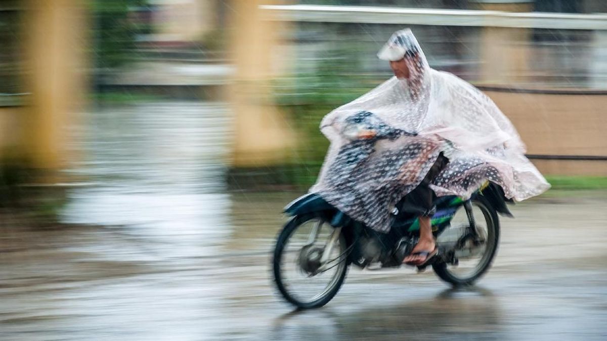 Pemotor Tak Direkomendasi Pakai Jas Hujan Ponco, Lalu yang Mana?