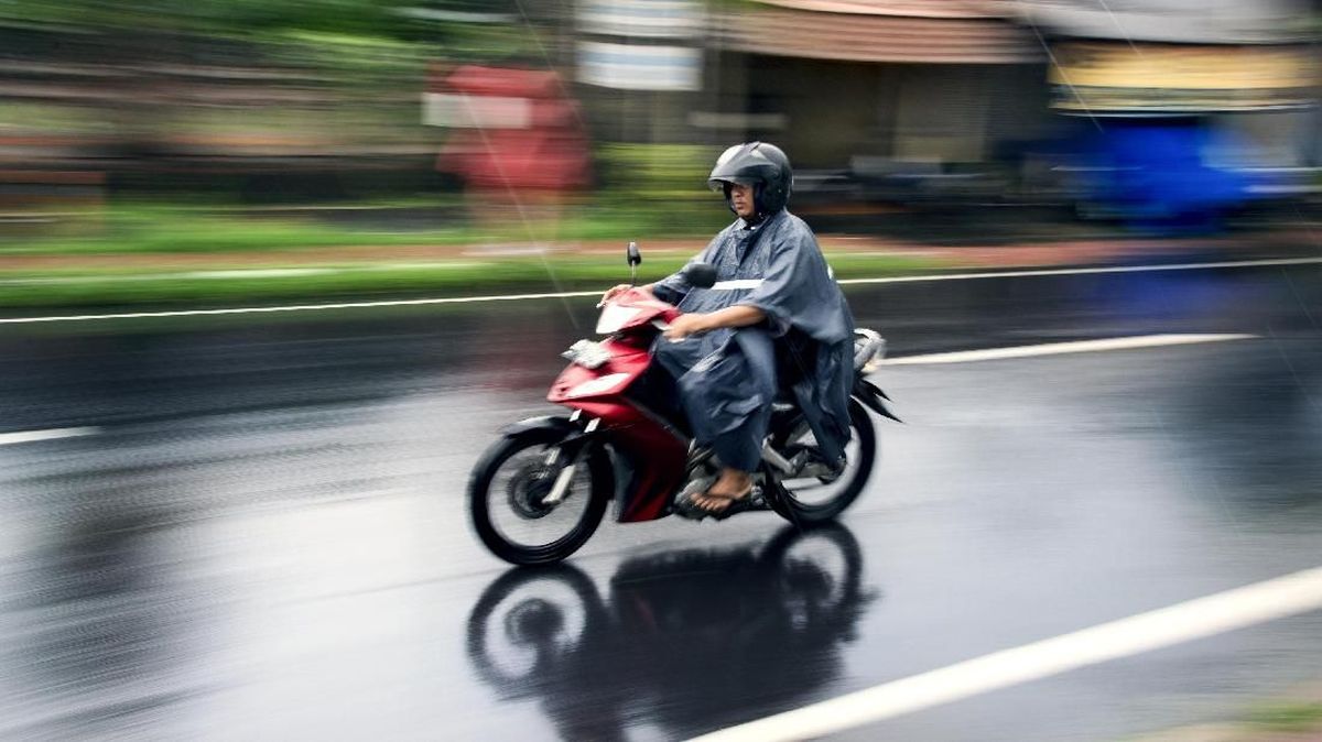 Musim Hujan, 5 Barang Ini Jangan Sampai Lupa Dibawa Pemotor