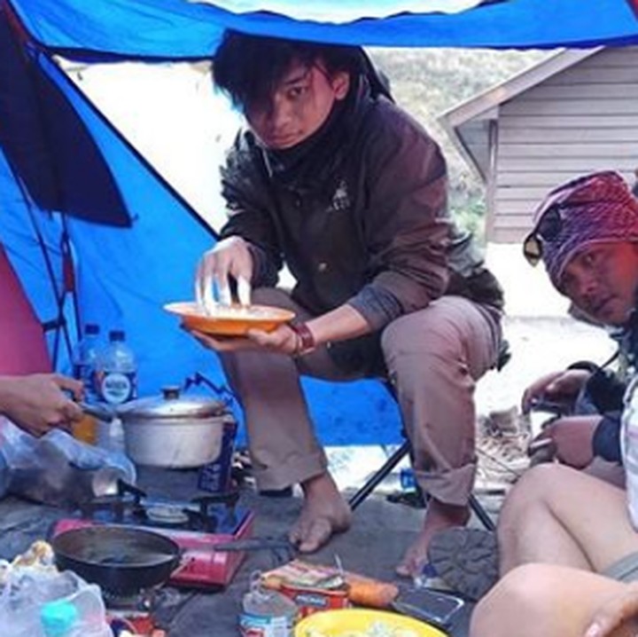 <p>Yusuf Mahardika si <a href="https://hot.detik.com/celeb/d-4293720/claudio-martinez-ditangkap-seorang-diri-di-rumahnya" target="_blank">Madun</a> juga seorang pecinta alam lho. Ini ketika dia lagi berkemah dengan teman-temannya di Semeru. Seru ya, Bun. (Foto: Instagram @mahardikayusuf)</p>