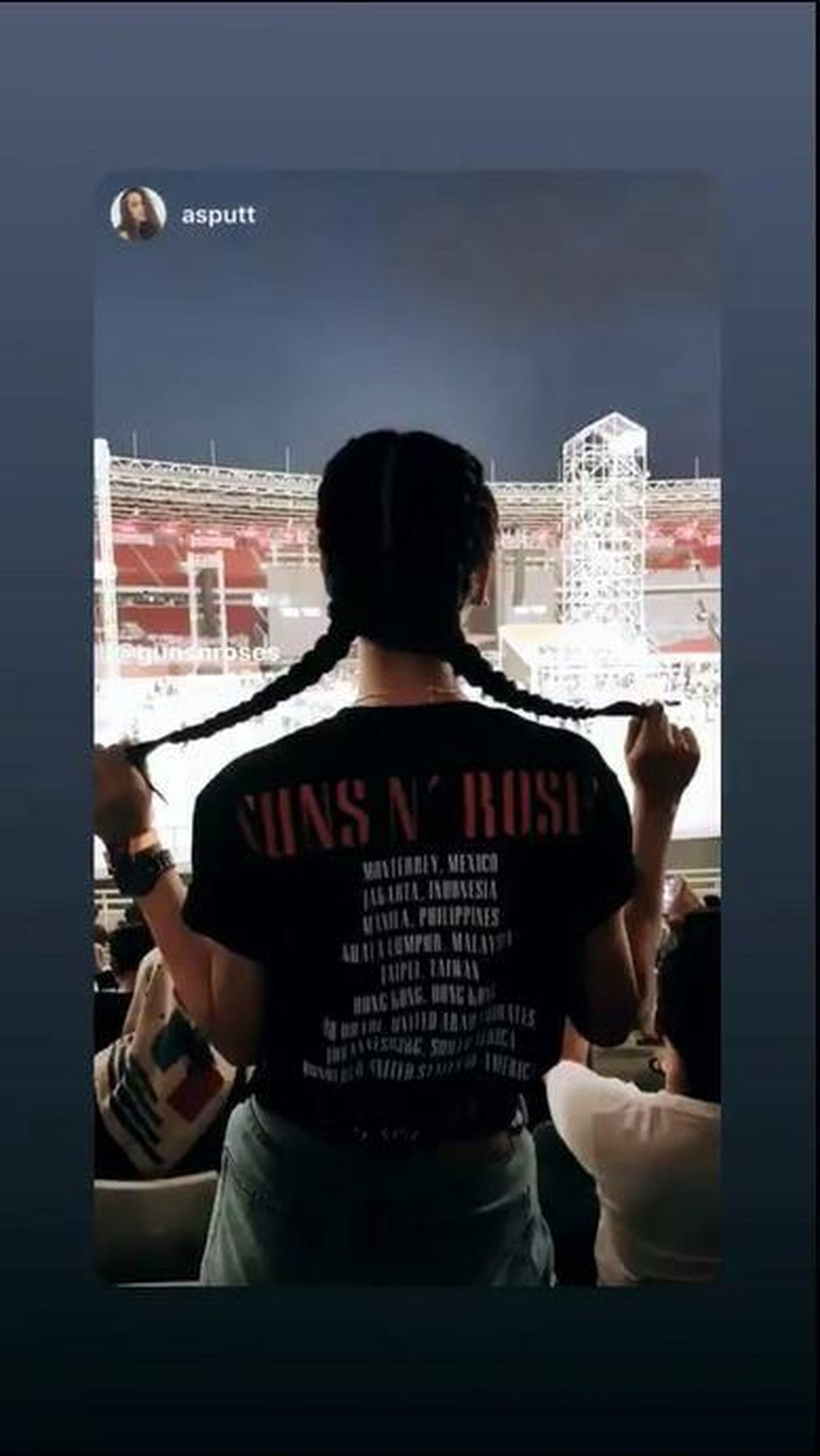 Konser Guns N' Roses berhasil menggemarkan Jakarta pada Kamis &lpar;8&sol;11&rpar; malam&period; Kemeriahan sangat terasa dari para penggemar yang menonton konser tersebut&period;
